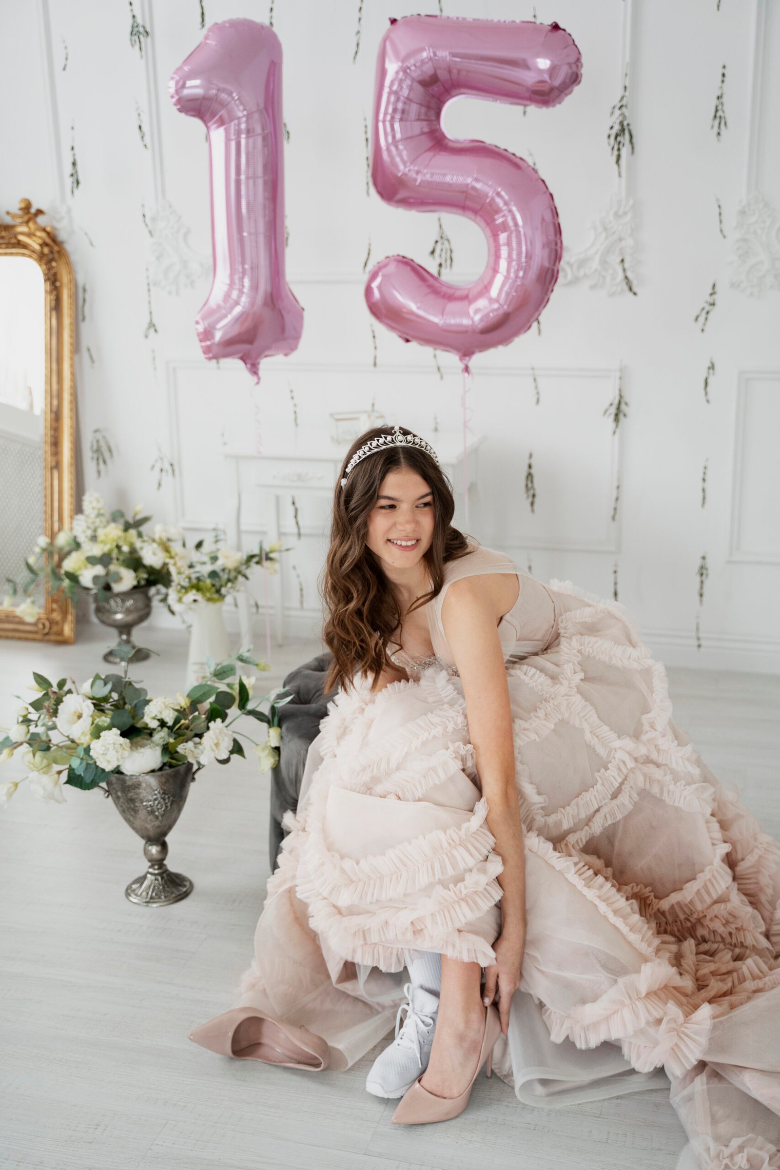 mujer-joven-celebrando-su-quinceanera (1)