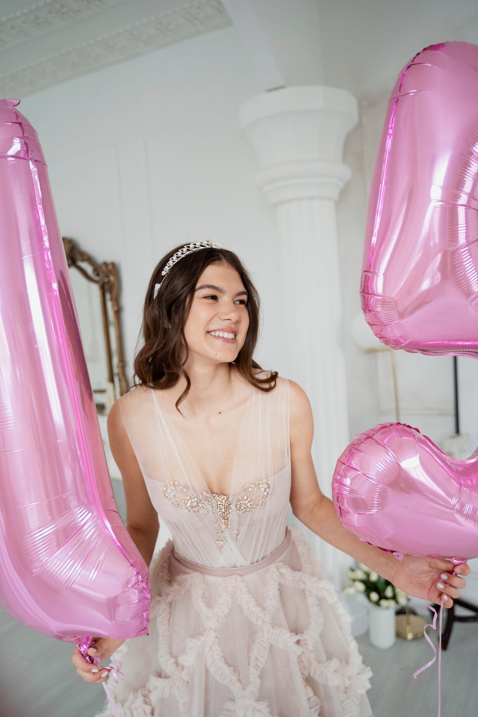 mujer-joven-celebrando-su-quinceanera